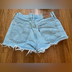 light wash levi’s shorts